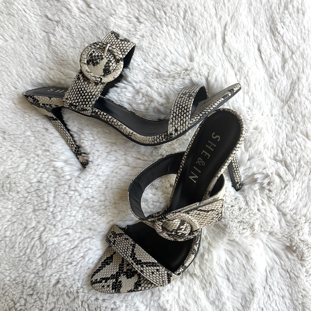 ⛔️SOLD⛔️ Snakeprint Heels
